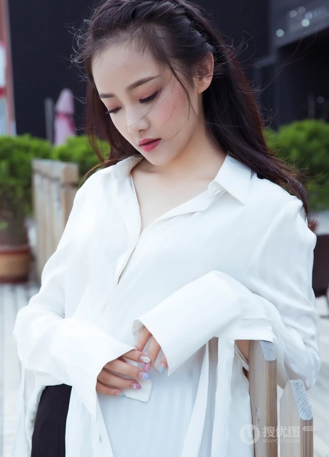 吴佳怡白衬衫搭流苏长裤写真图片，发型随意休闲自在