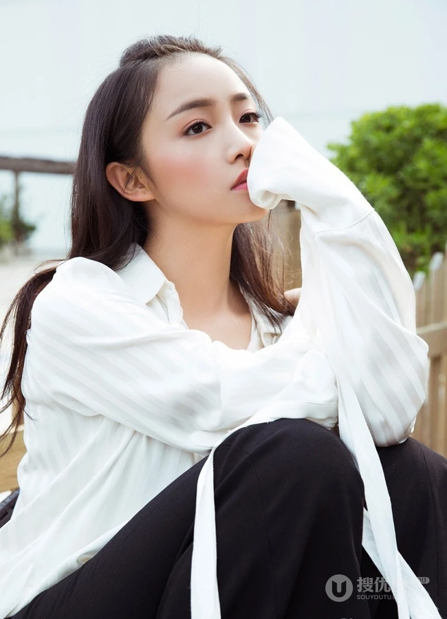 吴佳怡白衬衫搭流苏长裤写真图片，发型随意休闲自在