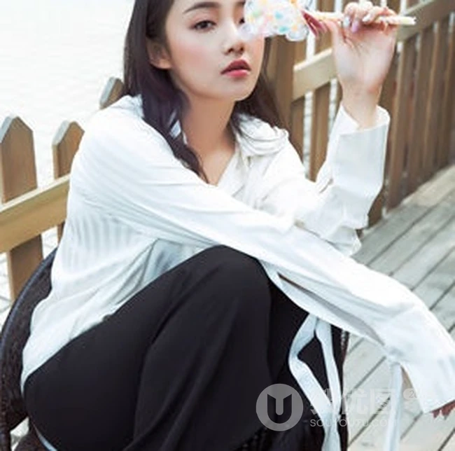吴佳怡白衬衫搭流苏长裤写真图片，发型随意休闲自在