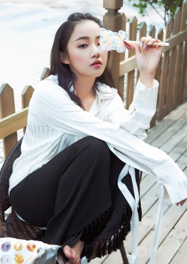 吴佳怡白衬衫搭流苏长裤写真图片，发型随意休闲自在