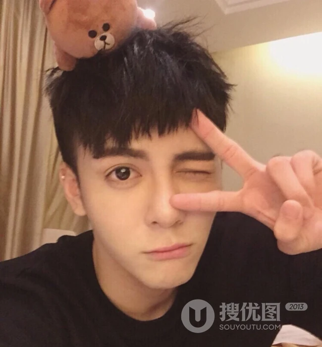 大眼睛阳光型男曾舜晞（Joseph）微卷湿发发型图片 第5张