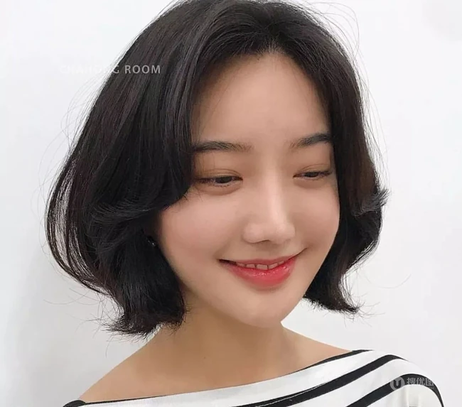 适合大脸女生的中短发发型图片，微卷发尾修脸又好看 第4张