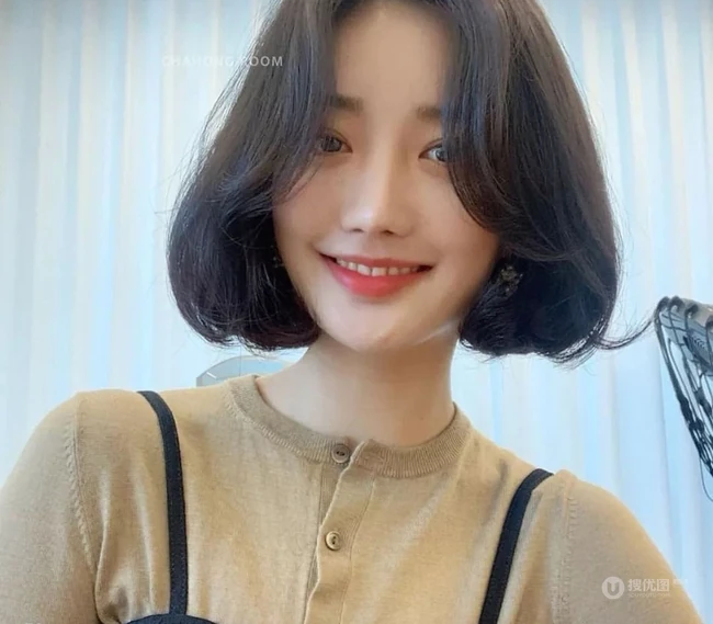 适合大脸女生的中短发发型图片，微卷发尾修脸又好看 第9张