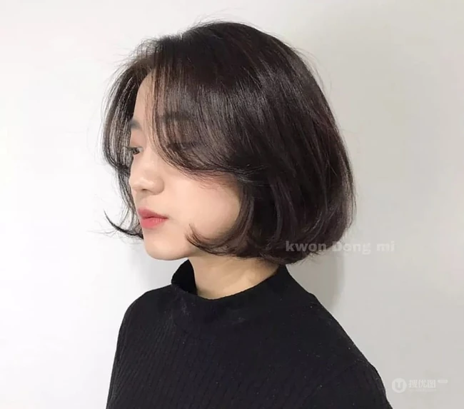 适合大脸女生的中短发发型图片，微卷发尾修脸又好看 第2张