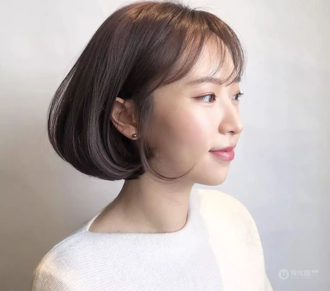 适合大脸女生的中短发发型图片，微卷发尾修脸又好看 第8张