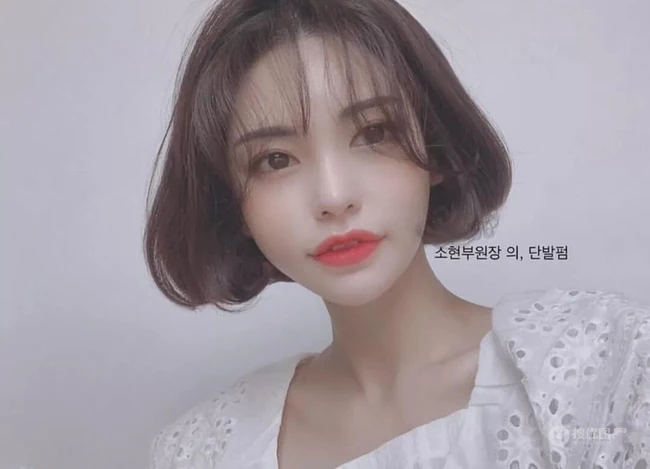适合大脸女生的中短发发型图片，微卷发尾修脸又好看 第6张