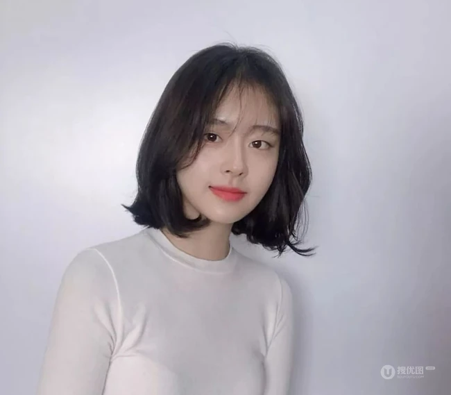 适合大脸女生的中短发发型图片，微卷发尾修脸又好看 第5张