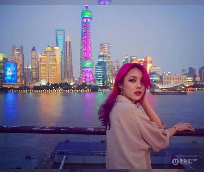 大胆而个性的非主流女生发色图片，多种颜色齐聚一头 第5张