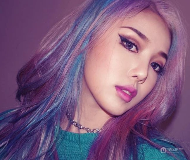 大胆而个性的非主流女生发色图片，多种颜色齐聚一头 第8张
