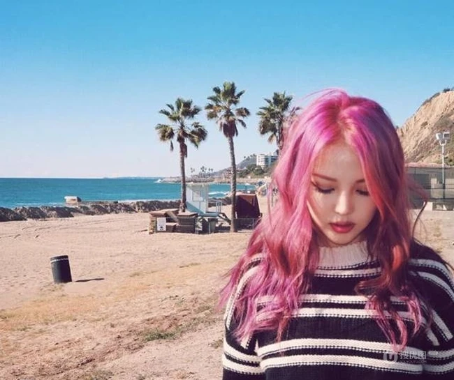 大胆而个性的非主流女生发色图片，多种颜色齐聚一头 第11张