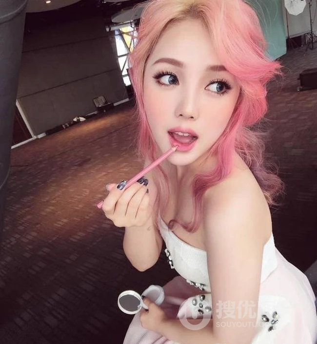 大胆而个性的非主流女生发色图片，多种颜色齐聚一头 第3张