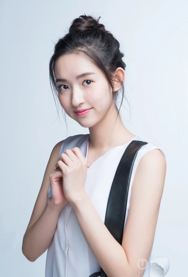 甜少女的动人瞬间，女演员王玉雯高清写真图集