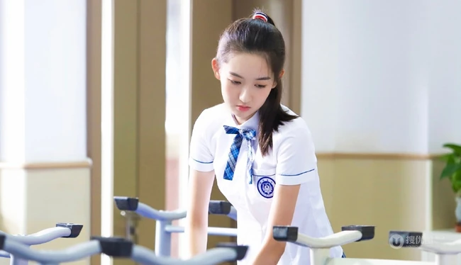 王玉雯饰演《少年派》里的校花邓小琪校服装纯美个人剧照