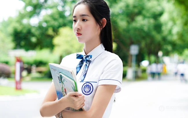王玉雯饰演《少年派》里的校花邓小琪校服装纯美个人剧照