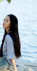 王玉雯畅游小湖唯美写真，蓝色衬衫搭配牛仔短裤清爽靓丽