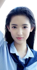 王玉雯畅游小湖唯美写真，蓝色衬衫搭配牛仔短裤清爽靓丽