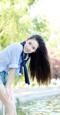 王玉雯畅游小湖唯美写真，蓝色衬衫搭配牛仔短裤清爽靓丽