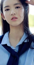 王玉雯畅游小湖唯美写真，蓝色衬衫搭配牛仔短裤清爽靓丽