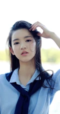 王玉雯畅游小湖唯美写真，蓝色衬衫搭配牛仔短裤清爽靓丽