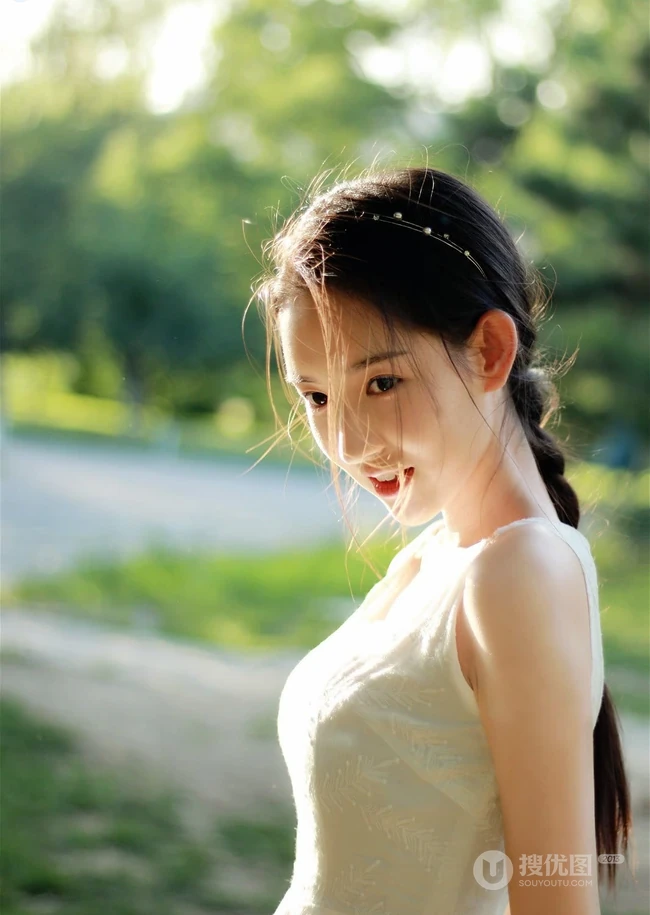 王玉雯畅游小湖唯美写真，蓝色衬衫搭配牛仔短裤清爽靓丽