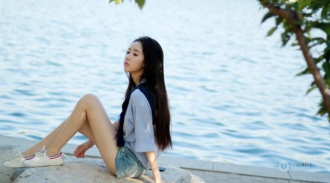 王玉雯畅游小湖唯美写真，蓝色衬衫搭配牛仔短裤清爽靓丽
