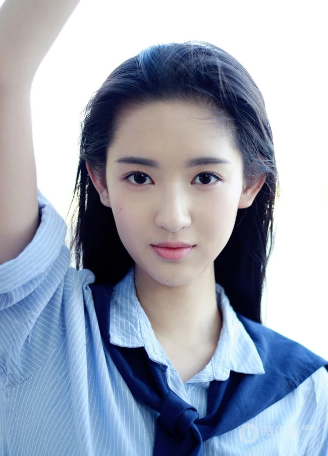 王玉雯畅游小湖唯美写真，蓝色衬衫搭配牛仔短裤清爽靓丽