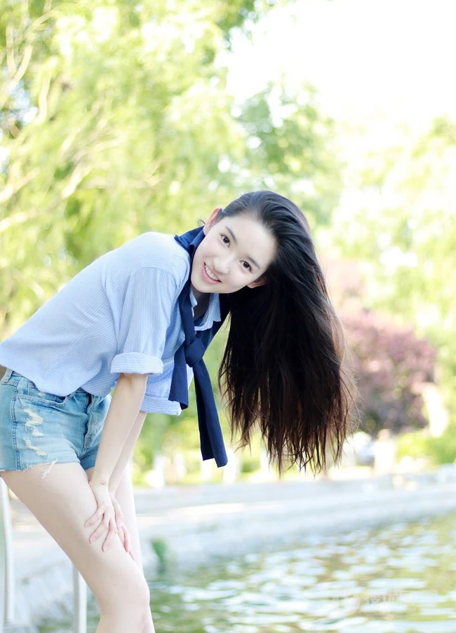 王玉雯畅游小湖唯美写真，蓝色衬衫搭配牛仔短裤清爽靓丽