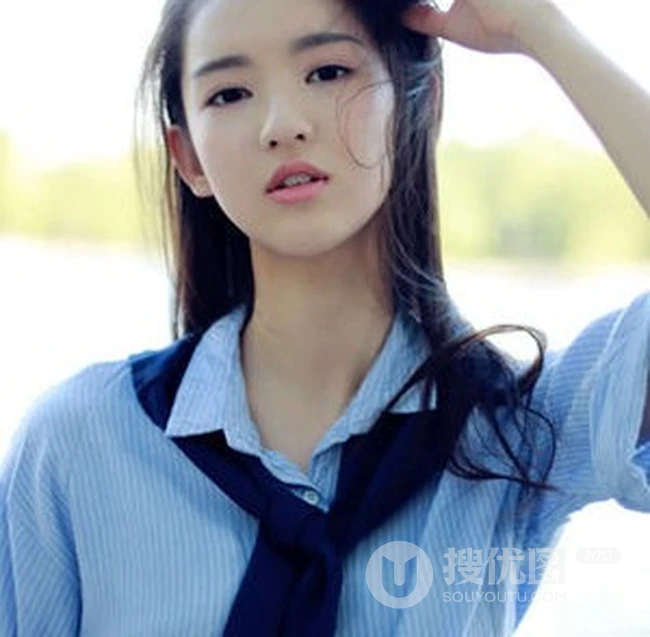 王玉雯畅游小湖唯美写真，蓝色衬衫搭配牛仔短裤清爽靓丽