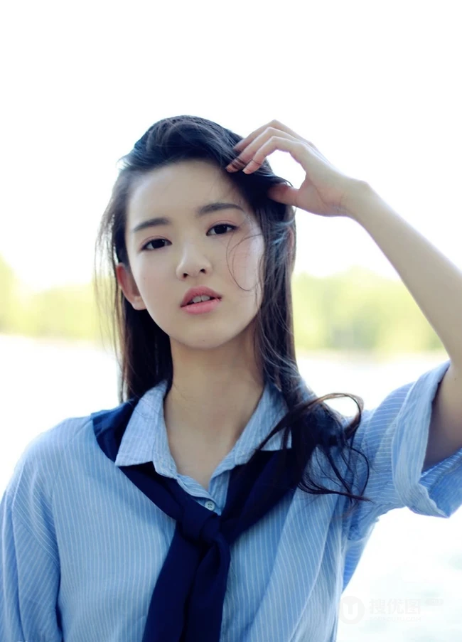王玉雯畅游小湖唯美写真，蓝色衬衫搭配牛仔短裤清爽靓丽