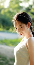 王玉雯畅游小湖唯美写真，蓝色衬衫搭配牛仔短裤清爽靓丽