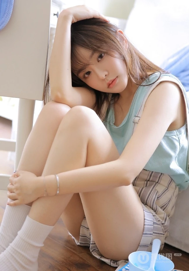 好看的肩带连体短裤少女居家日常写真图集