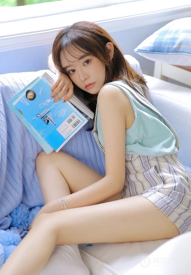 好看的肩带连体短裤少女居家日常写真图集