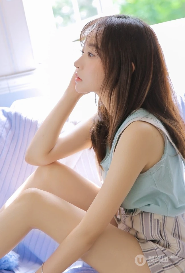 好看的肩带连体短裤少女居家日常写真图集