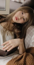 文艺范女生穿着睡裙躺沙发上看书清新室内写真