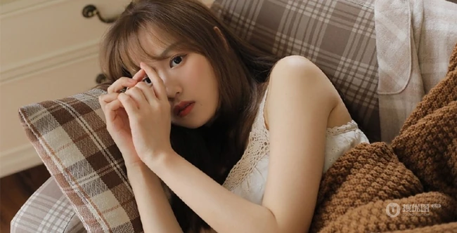 文艺范女生穿着睡裙躺沙发上看书清新室内写真