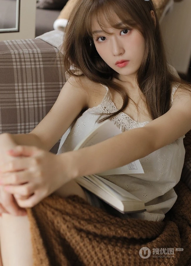 文艺范女生穿着睡裙躺沙发上看书清新室内写真