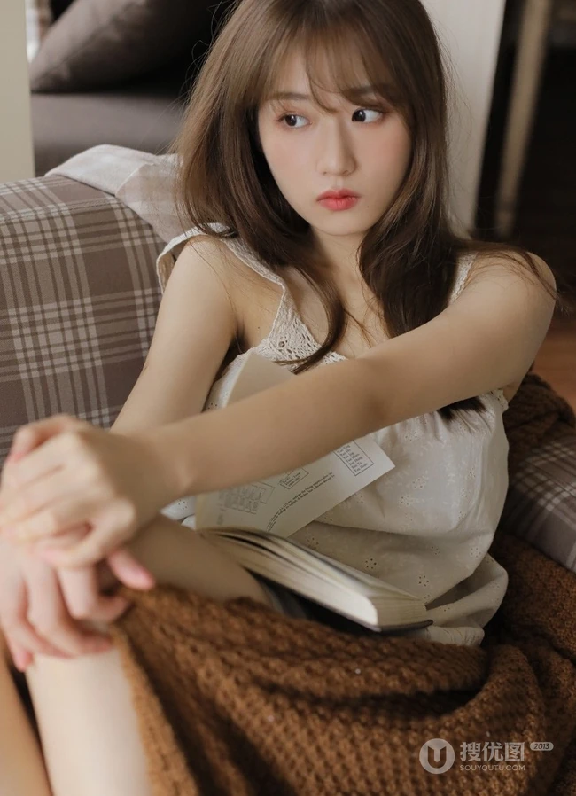 文艺范女生穿着睡裙躺沙发上看书清新室内写真