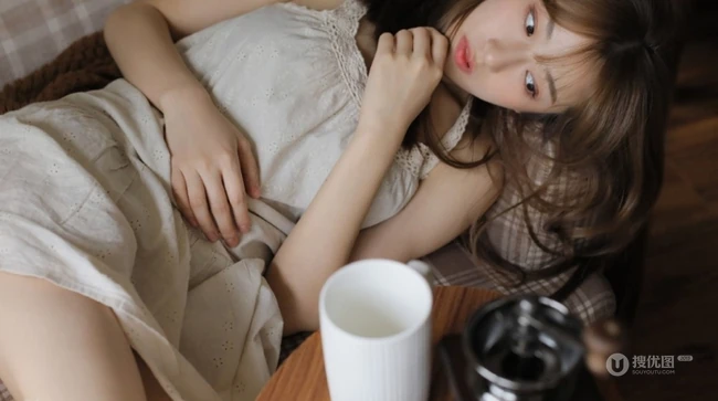 文艺范女生穿着睡裙躺沙发上看书清新室内写真