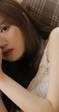 文艺范女生穿着睡裙躺沙发上看书清新室内写真