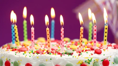 生日水果蛋糕蜡烛带字母唯美高清壁纸图片