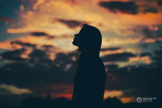 唯美真实真人在夕阳下的背影图片，略带疲惫的意境美