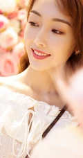 宣璐露肩蕾丝边连衣裙唯美写真，搭配小背包时尚柔美