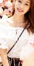 宣璐露肩蕾丝边连衣裙唯美写真，搭配小背包时尚柔美