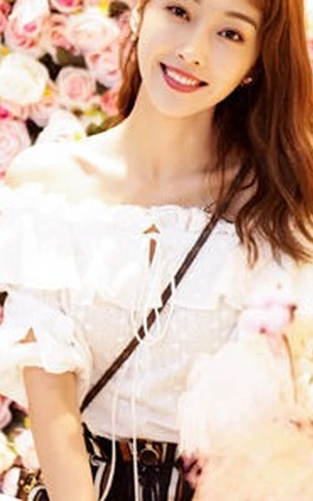 宣璐露肩蕾丝边连衣裙唯美写真，搭配小背包时尚柔美