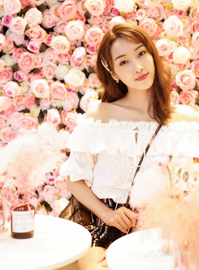 宣璐露肩蕾丝边连衣裙唯美写真，搭配小背包时尚柔美