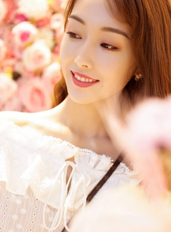 宣璐露肩蕾丝边连衣裙唯美写真，搭配小背包时尚柔美
