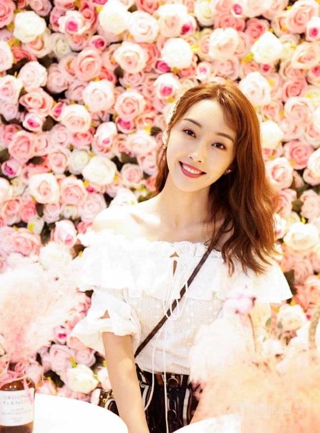 宣璐露肩蕾丝边连衣裙唯美写真，搭配小背包时尚柔美