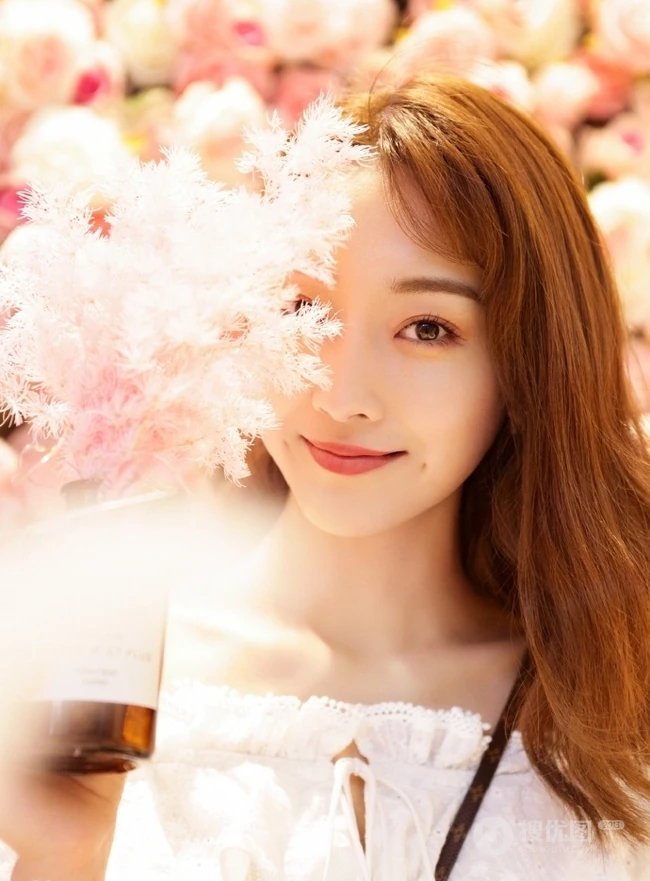宣璐露肩蕾丝边连衣裙唯美写真，搭配小背包时尚柔美
