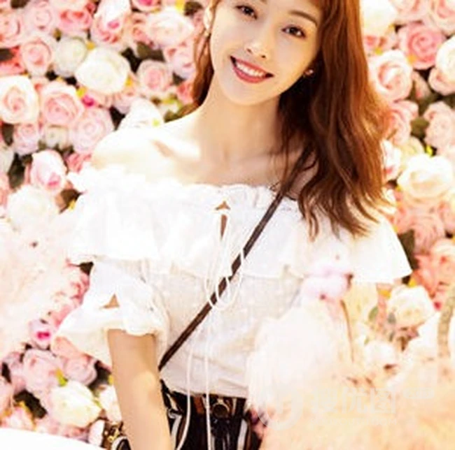 宣璐露肩蕾丝边连衣裙唯美写真，搭配小背包时尚柔美