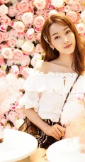 宣璐露肩蕾丝边连衣裙唯美写真，搭配小背包时尚柔美